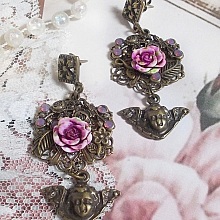 BO Secrets des Angelots fa&ccedil;on Religieuse avec roses en r&eacute;sine, cabochons en cristal Cyclamen Opal et breloques. Le tout est mont&eacute; sur des estampes et boucles en Laiton. Les pendants sont des Angelots