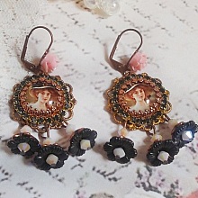 BO El&eacute;gant Black Hat avec une femme aux cheveux roux orn&eacute;e d&rsquo;une cha&icirc;ne strass, cristaux, fleurs lucites mont&eacute;s sur estampes, cabochons roses, dormeuses en laiton et breloques en m&eacute;tal, style vintage
