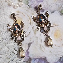 BO Madone religieuses, une femme avec un voile Bleu s/estampes de couleur Bronze, cabochons en r&eacute;sine, gouttes Ivoire verre et strass en cristal. Mont&eacute; sur des clous d&rsquo;oreilles M&eacute;tal