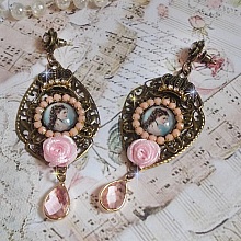 BO Sissi Imp&eacute;ratrice dans les tons rose et bronze, pendentifs, strass, cha&icirc;ne perl&eacute;e, gouttes et clous d'oreilles en ml&eacute;tal en verre, breloques couronnes