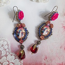 BO Marie et J&eacute;sus cabochons r&eacute;sine, fleurs en porcelaine, strass verre, poires facett&eacute;es et crochets d'oreilles laiton