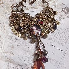 Collier Mes Passions Broc's cr&eacute;&eacute;e une femme aux cheveux dor&eacute;s avec des fleurs, des accessoires de couleur Bronze, des breloques des cristaux et une cha&icirc;ne strass