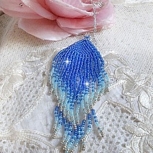 Pendentif Doux R&ecirc;ves Bleut&eacute;s aux rocailles de qualit&eacute; en verre dans les nuances de Bleu et d&rsquo;Argent. Au bruit des vagues, elles ne peuvent que vous sublimer par les mouvements et la souplesse