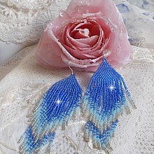 BO Doux R&ecirc;ves Bleut&eacute;s aux rocailles de qualit&eacute; en verre dans les nuances de Bleu et d&rsquo;Argent. Une belle conception pour un design exceptionnelle. Le tout est mont&eacute; sur crochets en Argent 925