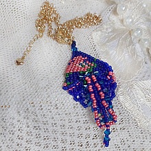 Pendentif Bel&rsquo;Nuit Bleue avec de belles rocailles de qualit&eacute; aux couleurs de bleu, rose et vert &agrave; laquelle s&rsquo;ajoute des toupies en Cristal Cobalt AB. Mont&eacute;s sur une cha&icirc;ne Laiton et fermoir Plaqu&eacute; Or