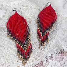 BO Tourbillons de Rouge avec des rocailles aux trois couleurs : Rouge, Bleu Iris et Dor&eacute; pour les pampilles. Le tout est mont&eacute; sur des crochets Noirs en Laiton. La passion et l&rsquo;amour d'un rouge vif