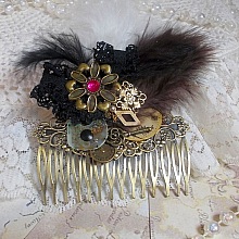 Peigne &agrave; cheveux Temps de la Curiosit&eacute; cr&eacute;&eacute; avec de la dentelle Noire des accessoires divers, des breloques de couleurs Dor&eacute;es, Argent&eacute;es, Bronzes avec des plumes Noires, Marrons et Blanches