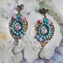 BO Vierge Marie et l&rsquo;Enfant fa&ccedil;on religieuse avec cabochons strass&eacute;s couleur Turquoise, roses et cristaux. Mont&eacute;s sur estampes o&ugrave; j&rsquo;ai appliqu&eacute; une fine poudre Or. Une douceur avec les gouttes