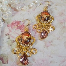 BO Paris repr&eacute;sentant une jeune femme &agrave; Paris, orn&eacute; d&rsquo;une cha&icirc;ne strass Cristal/Dor&eacute; avec des breloques, des pendants ovales Blush Rose, mont&eacute;s sur des crochets en plaqu&eacute; Or. Paris en mode vintage.