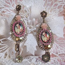 BO Rosal&egrave;ne de style baroque avec cabochons d&rsquo;une femme attendrie envers son enfant, cristaux, &eacute;toiles en Zirconium Rose s/estampes Laiton, breloques en forme de fleurs &eacute;maill&eacute;es sur clous d'oreilles