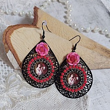 BO Look Coco avec cabochons repr&eacute;sentant une femme et son perroquet, cha&icirc;ne strass, roses en r&eacute;sine, pendentif filigran&eacute;ess et crochets d'oreilles en laiton Noir
