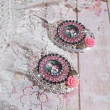 BO Jardin de Lumi&egrave;re et d&rsquo;argent mont&eacute;es avec un cabochon ovale repr&eacute;sentant une jeune femme avec des fleurs &agrave; laquelle s&rsquo;ajoute des zirconiums, perles, estampes avec crochets en Argent 925
