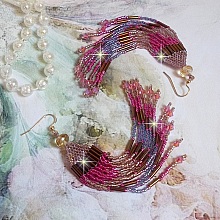 BO Explosion de Roses avec des rocailles en verre aux couleurs vari&eacute;es comme un arc en ciel floral &agrave; laquelle s&rsquo;ajoute des toupies en Cristal Rose et perles rondes facett&eacute;es Beiges