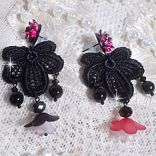 BO Cocktail Sangria cr&eacute;&eacute;es avec de la dentelle noire tr&egrave;s ancienne, des cristaux, des fleurs frosted, des cabochons r&eacute;sine et des accessoires de couleur Noire