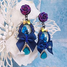BO Ballerine In Blue en robe floue avec des n&oelig;uds en Satin et en Cristal, strass, roses en r&eacute;sine, perles en verre, perles en cristal de Quartz et clous d'oreilles en laiton