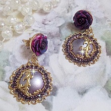 BO Illusions Merveilleuses cr&eacute;&eacute;es avec des cabochons mauve en verre, des entretoises dor&eacute;es et strass&eacute;es de couleur Am&eacute;thyste, estampes filigran&eacute;es, clous d'oreilles dor&eacute;es