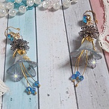 BO Sensations Or et Bleu cr&eacute;&eacute;es avec des fleurs trompettes peintes &agrave; la main, des cristaux, des fleurs en verre et des accessoires en Plaqu&eacute; Or
