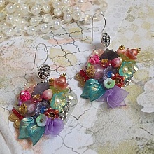 BO Couronne Chic Printani&egrave;re cr&eacute;&eacute;es avec des diverses fleurs, perles de Murano,  cristaux, divers accessoires et des crochets d'oreilles en Argent 925/1000