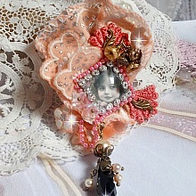 Broche Rustic Rose cr&eacute;e avec un cabochon repr&eacute;sentant une jeune fille souriante, de la dentelle Orange strass&eacute; et Rose, des cristaux, des perles en verre et des accessoires divers
