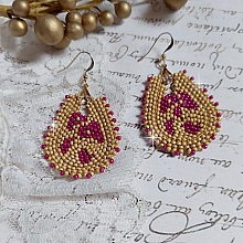 BO Holidays aux teintes color&eacute;es de Beige et Fuchsia inspir&eacute;es des belles vacances. Mont&eacute;es avec des rocailles en Verre sur supports de boucles gouttes, cristaux et crochets Gold Filled 14 carats