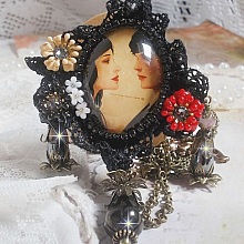 Collier Love Romance cr&eacute;e avec des cristaux, un cabochon ovale repr&eacute;sentant deux femmes, des Quartz, H&eacute;matites, des perles en plaqu&eacute; or et autres accessoires