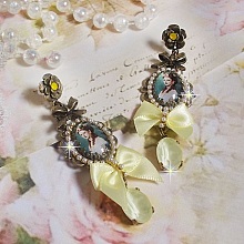 BO Look Princesse cr&eacute;&eacute;es avec des cabochons repr&eacute;sentant une lady princesse, des cristaux, des perles en verre, des accessoires de couleur Bronze et des n&oelig;uds en satin jaune