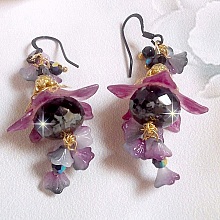 BO Funky Black avec des perles facett&eacute;es verre de boh&egrave;me en forme de potiron, fleurs clochettes Purple, fleurs lucites peintes &agrave; la main, coupelles et cristaux. Mont&eacute;s sur des crochets en laiton Noir.