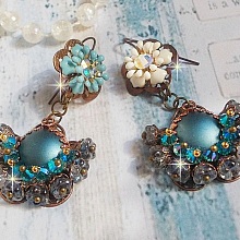 BO Lou Petrol cr&eacute;&eacute;es avec cristaux de Swarovski, perles en verre et fleurs &eacute;poxy 