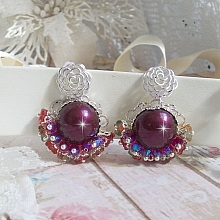 BO Fleurs de Cabaret avec des cabochons ronds Bordeaux en cristal de Swarovski, des toupies Fuschia, des fleurs clochettes en verre sur une base pendentif argent&eacute;e et des clous d'oreilles en m&eacute;tal