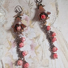 BO Corail Roses Sauvages  cr&eacute;&eacute;es avec boutons de Roses en verre, cristaux, fleurs lucites peintes &agrave; la main, coupelles et dormeuses en laiton