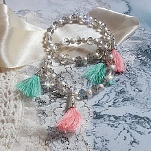 Bracelets Cristalline Eclat avec doubles bracelets aux perles Stardust Argent&eacute;es effet paillet&eacute;, perles rondes facett&eacute;es en verre et pompons couleur Rose et Menthe pour un style contemporain