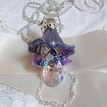 Pendentif Eclat de Cristal mont&eacute; avec une goutte en Cristal, fleurs en Verre, fleurs lucites dont une plus grande peinte &agrave; la main avec paillettes Argent&eacute;es. Une composition florale