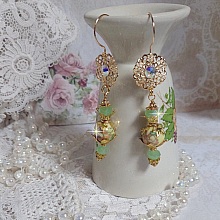 BO An&eacute;mone du Japon mont&eacute;es avec des perles en c&eacute;ramiques fleuries, perles aplaties facett&eacute;es en verre de boh&egrave;me couleur Tilleul, strass en Cristal AB, coupelles, calottes avec des crochets estampes 
