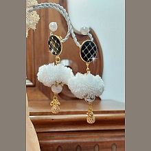 BO Cassandre avec des pierres de gemme : le Howlite Blanc &agrave; laquelle s&rsquo;ajoute des pompons, des intercalaires rondelles, des coupelles feuilles et breloques. Mont&eacute;s sur des puces Noires et Dor&eacute;es 