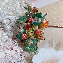 Bague Patiflo d&rsquo;une composition florale cr&eacute;&eacute;e avec des cristaux, fleurs en R&eacute;sine, perles, clochettes, pens&eacute;es, boutons de rose en Verre, estampes et coupelles. Le tout est mont&eacute; sur une bague estampe