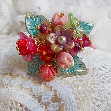 Bague Roseraie Proven&ccedil;ale cr&eacute;&eacute;e avec des toupies de Swarovski, des perles en r&eacute;sine, acrylique, verre et accessoires en laiton dor&eacute;