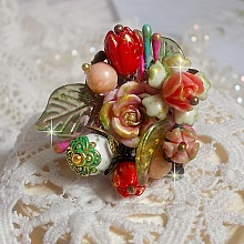 Bague Lisi&egrave;re de For&ecirc;t Fleurie, un bouquet tout en force avec ces fleurs en verre, c&eacute;ramique, &eacute;poxy, lucites et feuilles peintes &agrave; la main, cristaux, la nature est si belle !