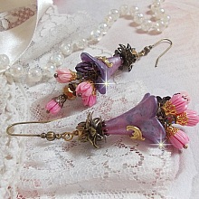 BO M&eacute;tamorphose Fantaisie, boutons de roses sauvages &agrave; laquelle s&rsquo;ajoute perles Cristal, fleurs trompettes peintes &agrave; la main aux couleurs de l&rsquo;&eacute;t&eacute;, perles verre et calottes mont&eacute;s sur crochets Laiton