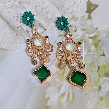 BO Royal Marguerite mont&eacute;es avec des cabochons &agrave; laquelle s&rsquo;ajoute des strass sur les pendentifs Dor&eacute;s. Les pendants sont en r&eacute;sine &eacute;poxy avec clous d&rsquo;oreilles &eacute;maill&eacute;s