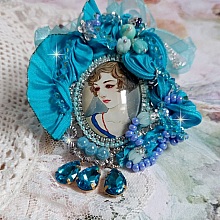 Pendentif Mademoiselle au style r&eacute;tro avec cabochon d&rsquo;une femme souriante, orn&eacute; d&rsquo;un ruban de soie Bleu, cristaux, perles verre : rocailles et roses, coupelles et cha&icirc;ne Argent 925/1000