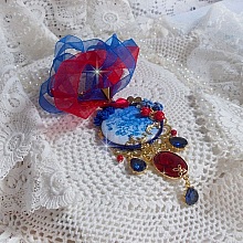 Pendentif Flamenca, cabochon &eacute;maill&eacute; de fleurs Bleues, roses r&eacute;sines, nacre abalone et jade Rouges, poires Zirconium et cristaux Bleu-Marine, breloques, pendentif r&eacute;sine &eacute;poxy, un style Flamenco