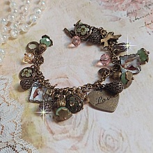 Bracelet Temps d&rsquo;une Folie avec breloques : c&oelig;ur, perles, gouttes filigran&eacute;es, fleurs &eacute;maill&eacute;es, perles rondes, cabochons carr&eacute;s et perles rondes en Verre. Mont&eacute;s sur cha&icirc;nes et fermoir en T Bronze