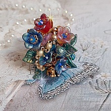 Bague Bel Air mont&eacute;e avec des fleurs lucites peintes &agrave; la main aux couleurs : Bleu, Rose, Rouge, Argent, Blanc avec feuilles ondul&eacute;es Vert Cuivr&eacute; &agrave; laquelle s&rsquo;ajoute perles Dor&eacute;es en Verre