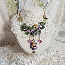 Collier Cam&eacute;lia Japonica mont&eacute; avec un motif feuilles aquarell&eacute;s &agrave; la main, paillettes, breloques papillons et abeille, roses m&eacute;tal, cabochon cristal, pendentifs &eacute;poxy aux couleurs d&rsquo;arc en ciel