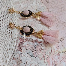 BO Rosy Rose mont&eacute;es avec des cabochons en tissu velours rose poudr&eacute; orn&eacute; d&rsquo;une cha&icirc;ne strass Cristal Noir sur estampes Dor&eacute;es en Laiton. S&rsquo;ajoute des pompons avec c&ocirc;nes M&eacute;tal sur clous en Argent 925