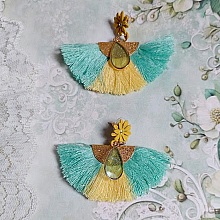 BO Mint and Yellow mont&eacute;es avec des pompons, pince demi-lune, gouttes r&eacute;sine et puces m&eacute;tal