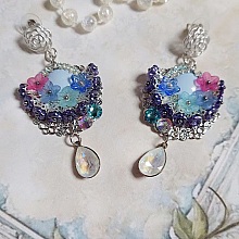 BO Cara&iuml;bes mont&eacute;es avec fleurs, strass, estampes, calottes, perles cristal Swarovski et clous d&rsquo;oreilles 