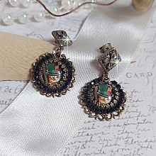 BO Chatou Steampunk mont&eacute;es avec cabochons loupes repr&eacute;sentant des chats en chapeau haut de forme Vert avec un m&eacute;daillon orn&eacute;s d&rsquo;une cha&icirc;ne strass Noire sur estampes Bonze et clous d'oreilles Laiton