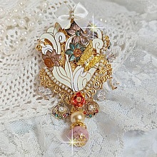 Pendentif Aurore mont&eacute; avec un motif &eacute;maill&eacute; aux couleurs du soleil &agrave; laquelle s&rsquo;ajoute perles nacr&eacute;es, breloques, poires avec Zircons, perles, ruban sur une b&eacute;li&egrave;re Argent 925 et une cha&icirc;ne plaqu&eacute; Or