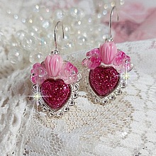 BO C&oelig;ur Ardent mont&eacute;es avec des dormeuses argent&eacute;es &agrave; laquelle s&rsquo;ajoute des c&oelig;urs paillet&eacute;s en r&eacute;sine Fuchsia. Ils sont orn&eacute;s d&rsquo;un bouquet de fleurs en verre &agrave; la couleur Rose pour un style romantique